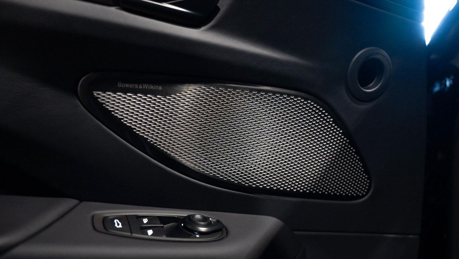 Vantage MY25 | Carbon FIbre Performance Seat