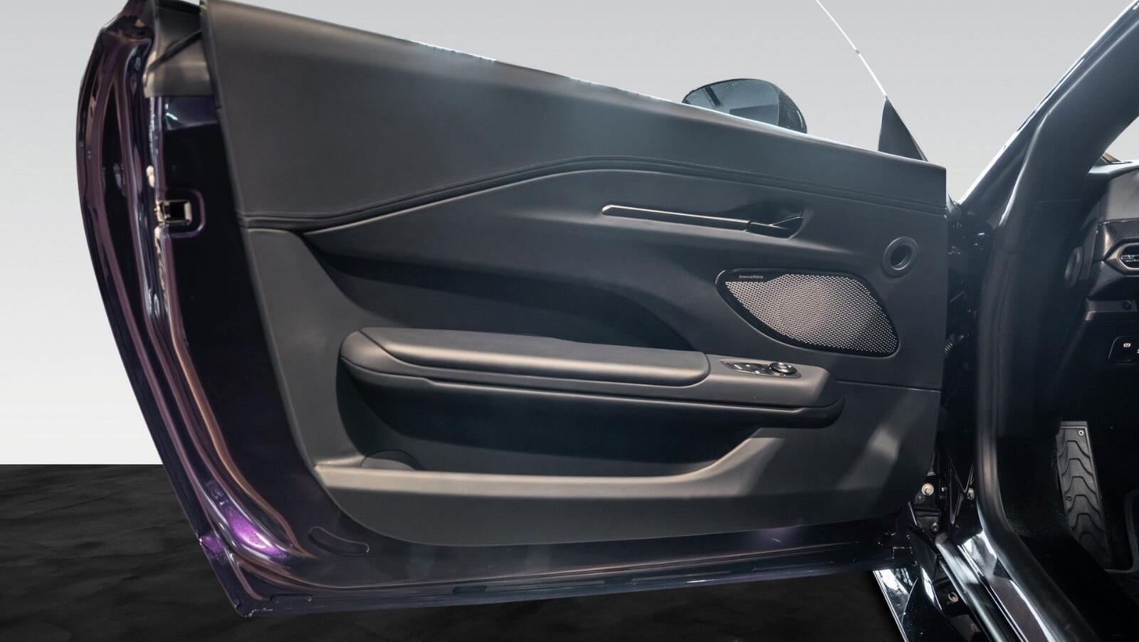 Vantage MY25 | Carbon FIbre Performance Seat