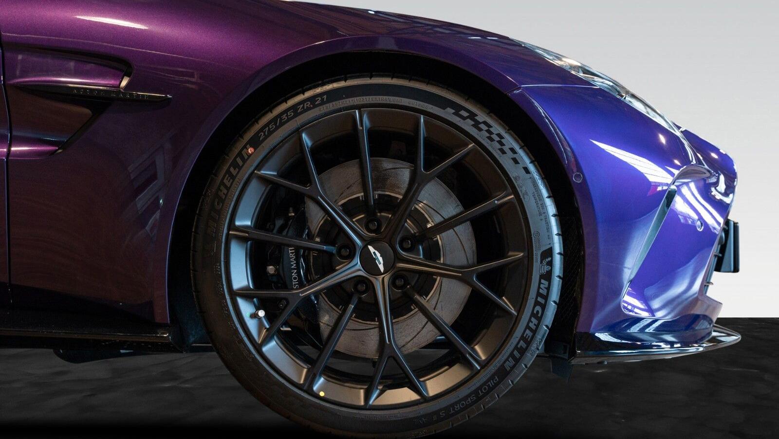 Vantage MY25 | Carbon FIbre Performance Seat