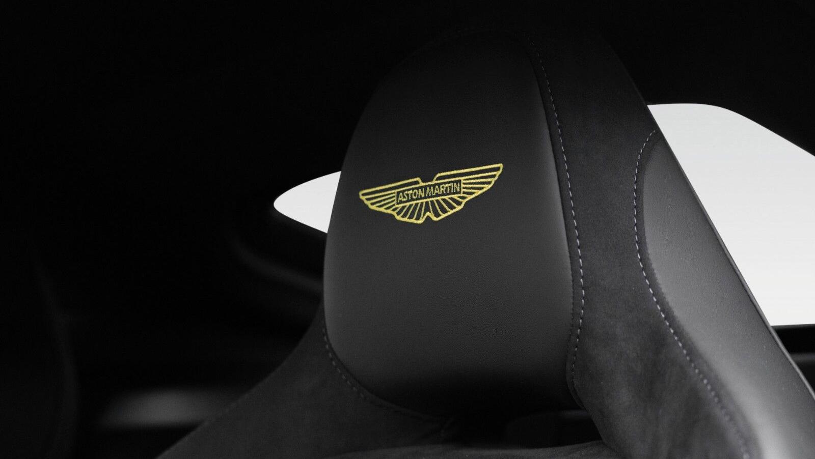 Vantage MY25 | Carbon Pack | Bowers & Wilkins