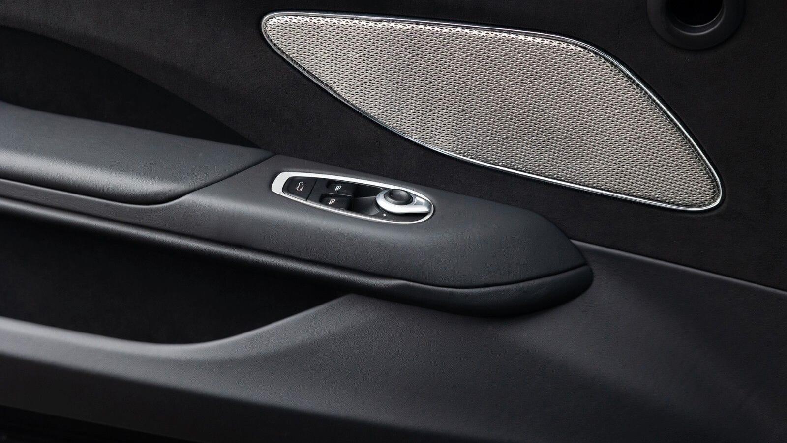 Vantage MY25 | Onyx Black