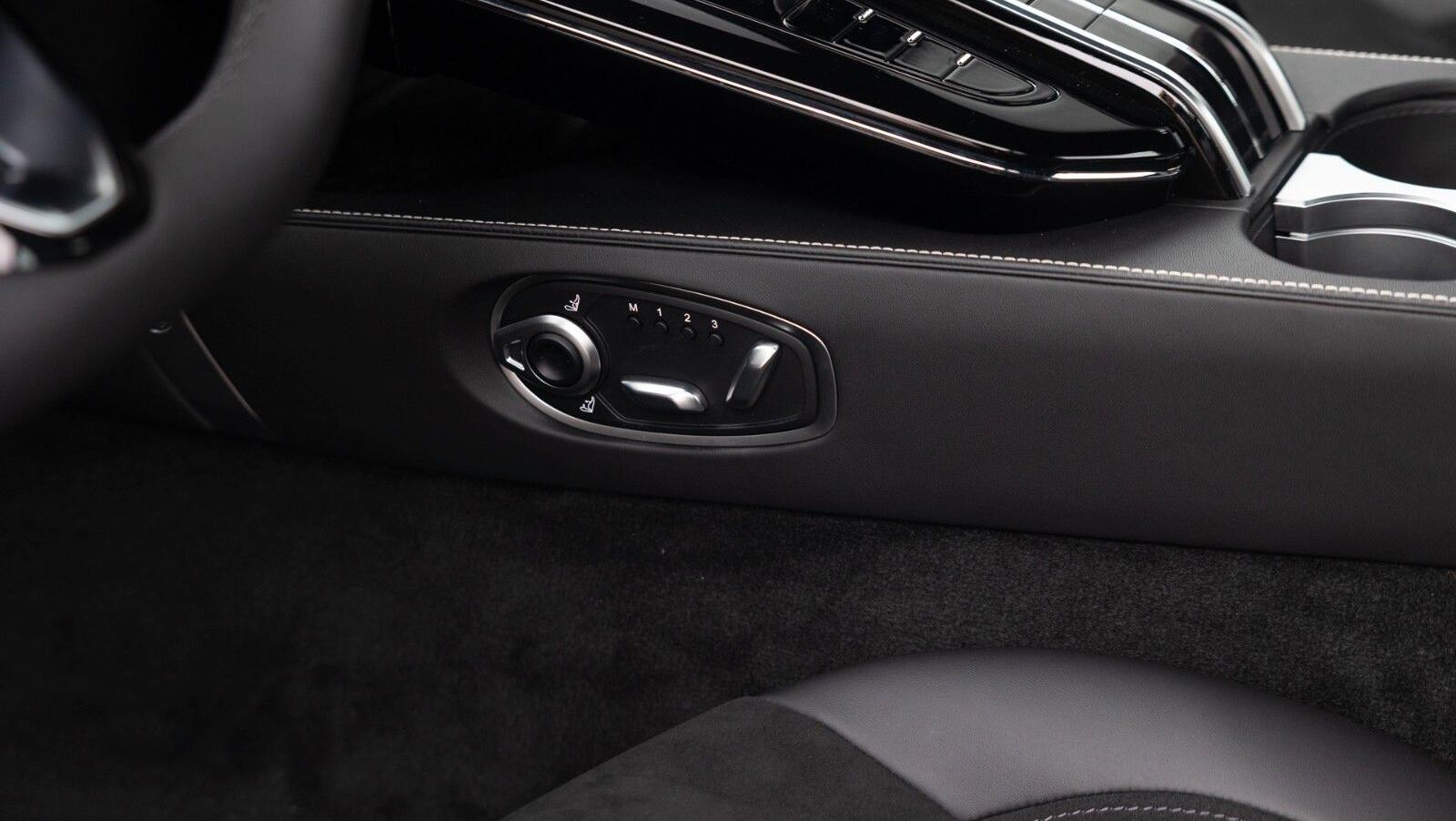 Vantage MY25 | Onyx Black