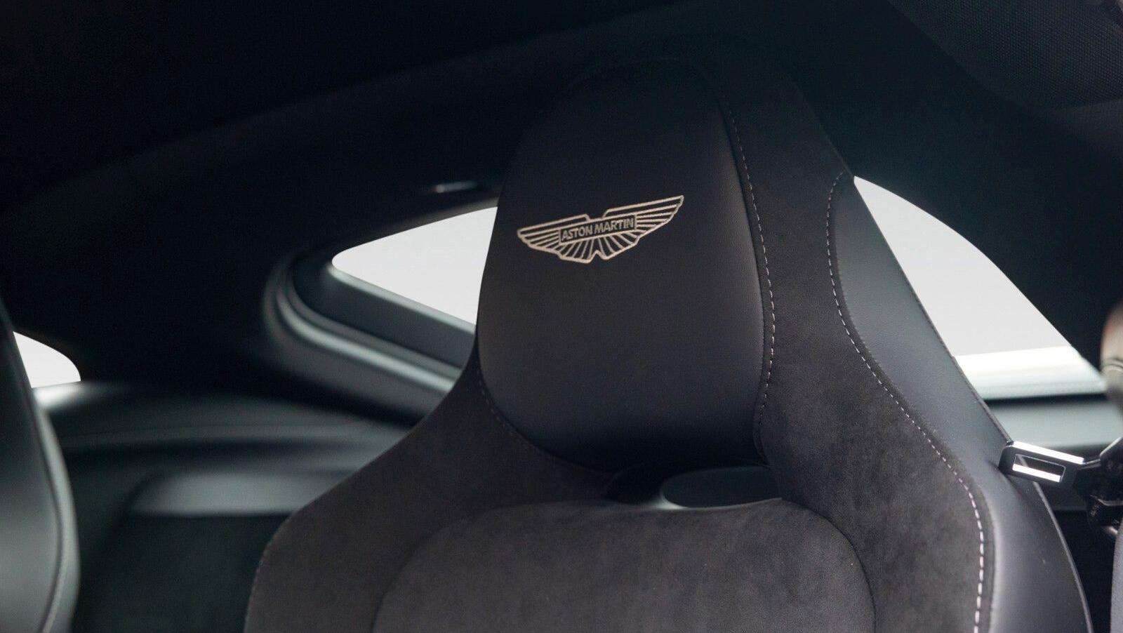 Vantage MY25 | Onyx Black