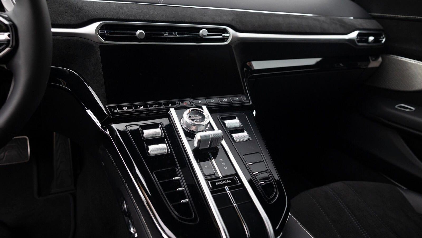 Vantage MY25 | Onyx Black