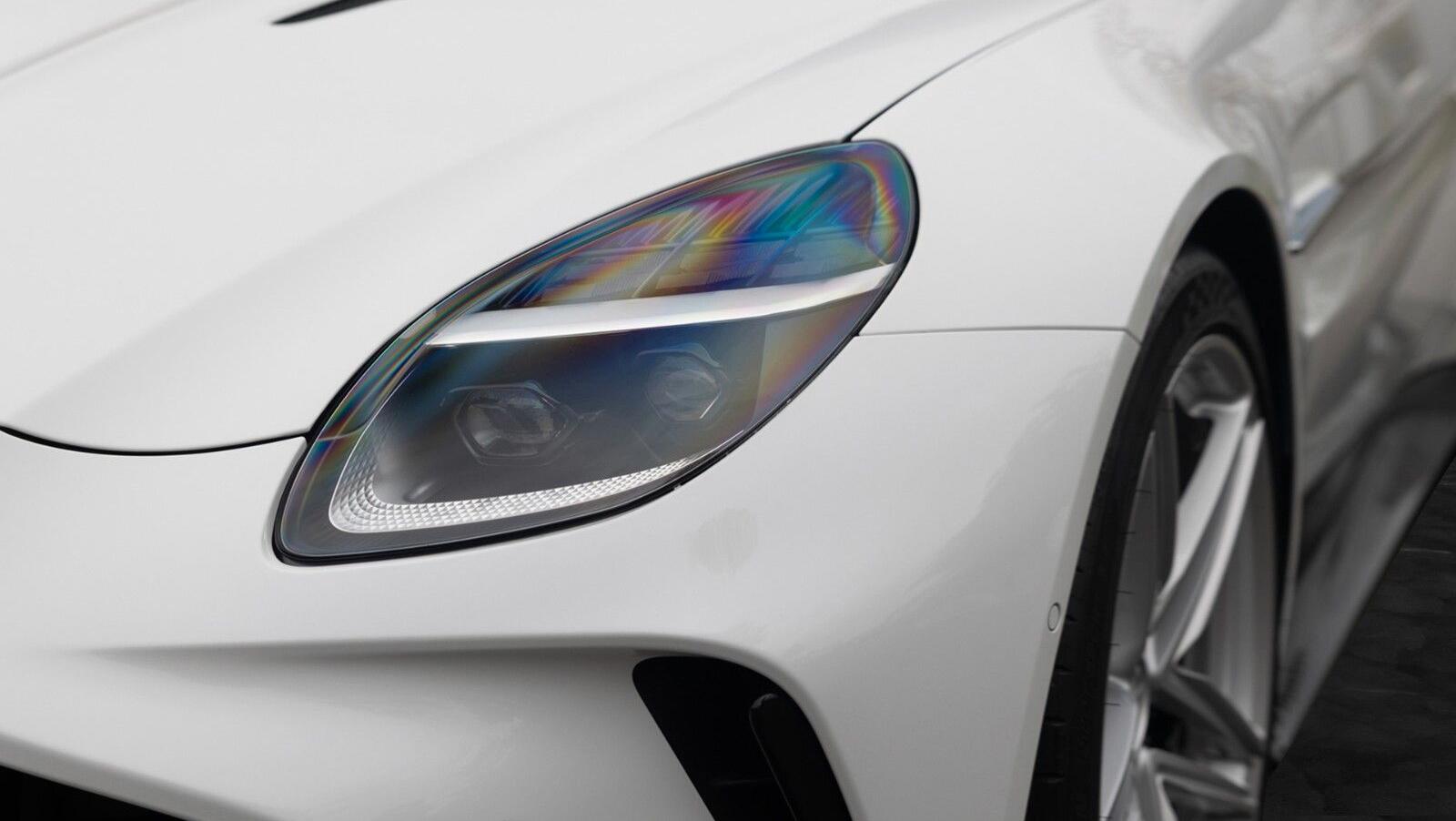 Vantage MY25 | Zenith White