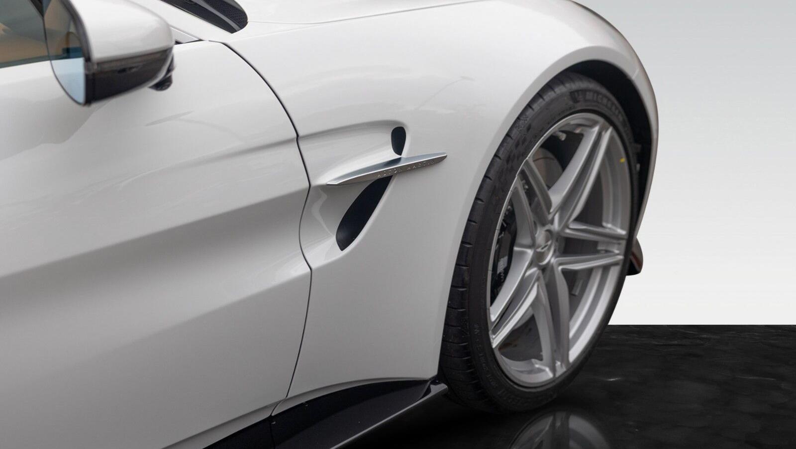 Vantage MY25 | Zenith White